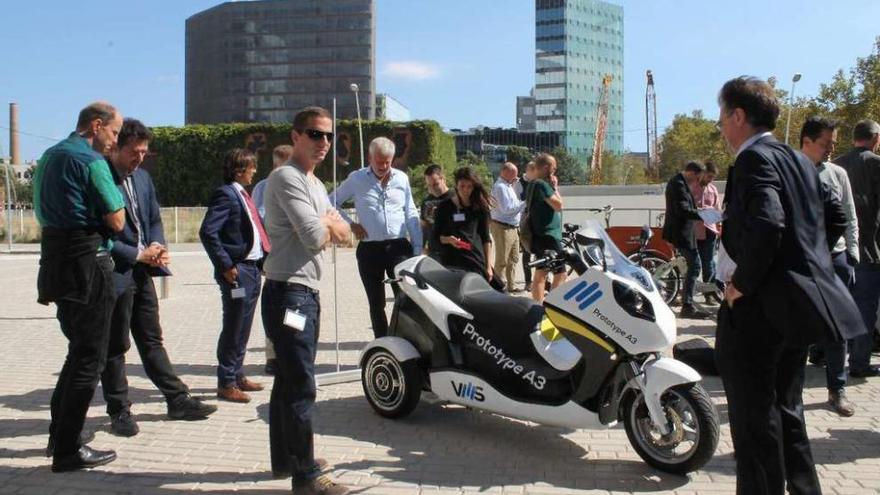 Asistentes al congreso de Barcelona observan el prototipo de moto eléctrica de la firma viguesa VMS.
