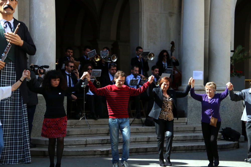 Imatge d'alguns balladors de sardanes davant la Plaça de l'Ajuntament de Figueres