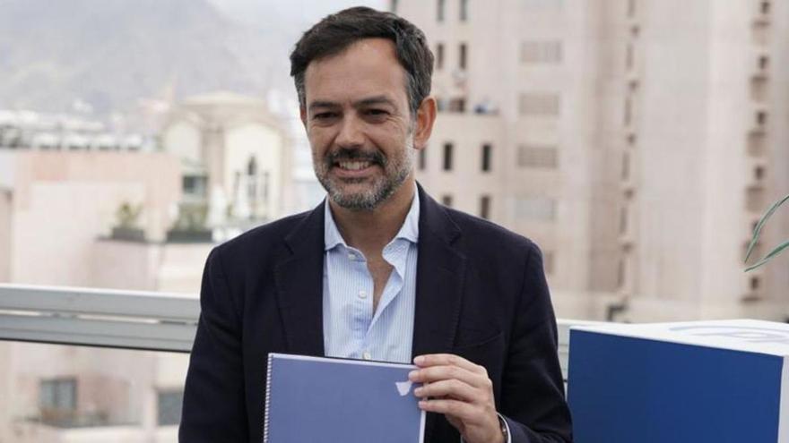 Lope Afonso, candidato del Partido Popular al Cabildo de Tenerife, muestra su programa electoral, ayer.