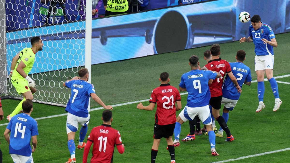 Bastoni cabecea el córner que supuso el momentáneo empate de Italia.