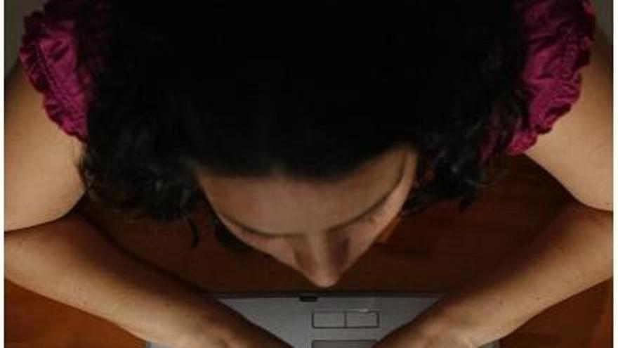 Una mujer trabaja con su ordenador.