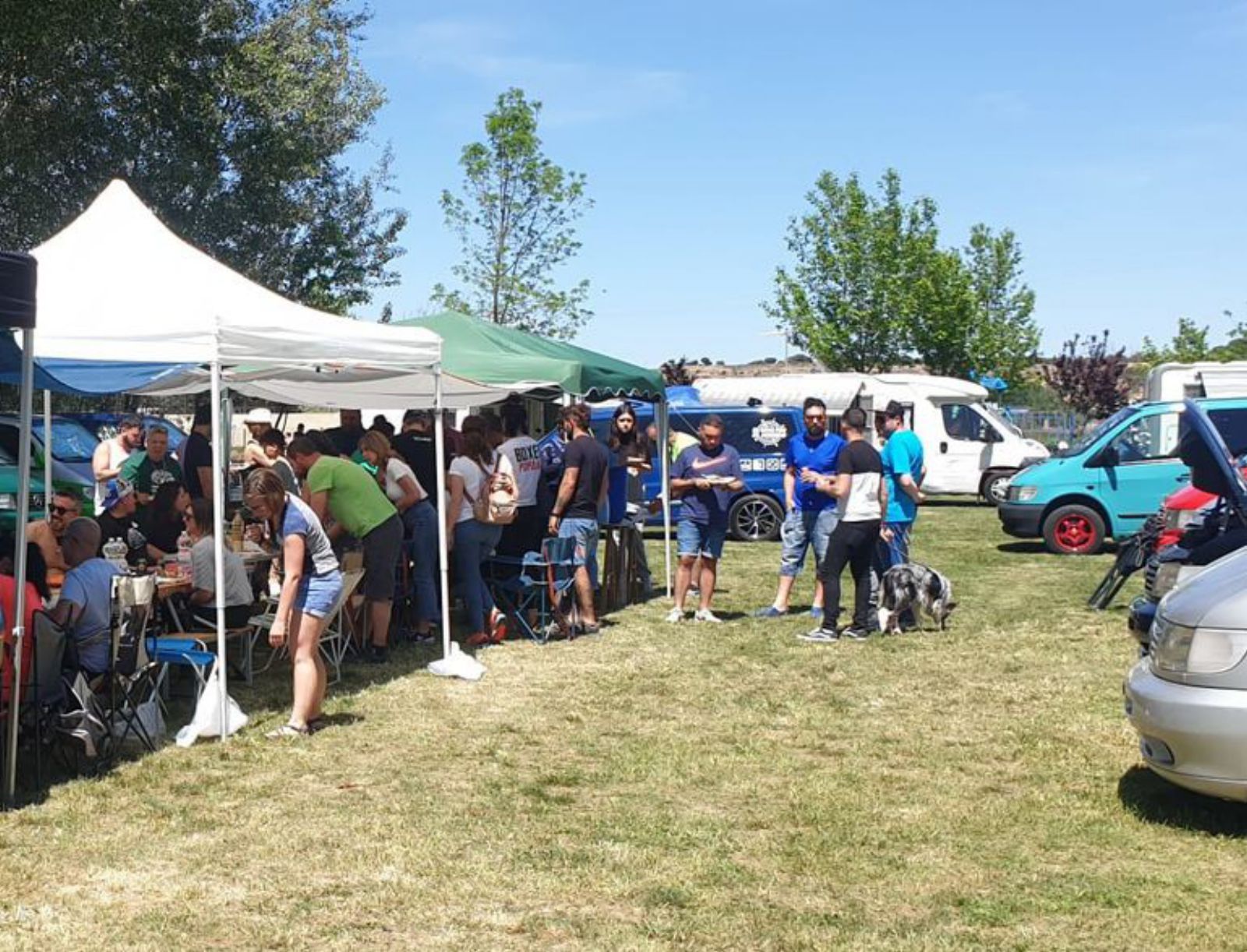 Turistas de distintas comunidades autónomas se concentran en el área de autocaravanas de Venialbo 