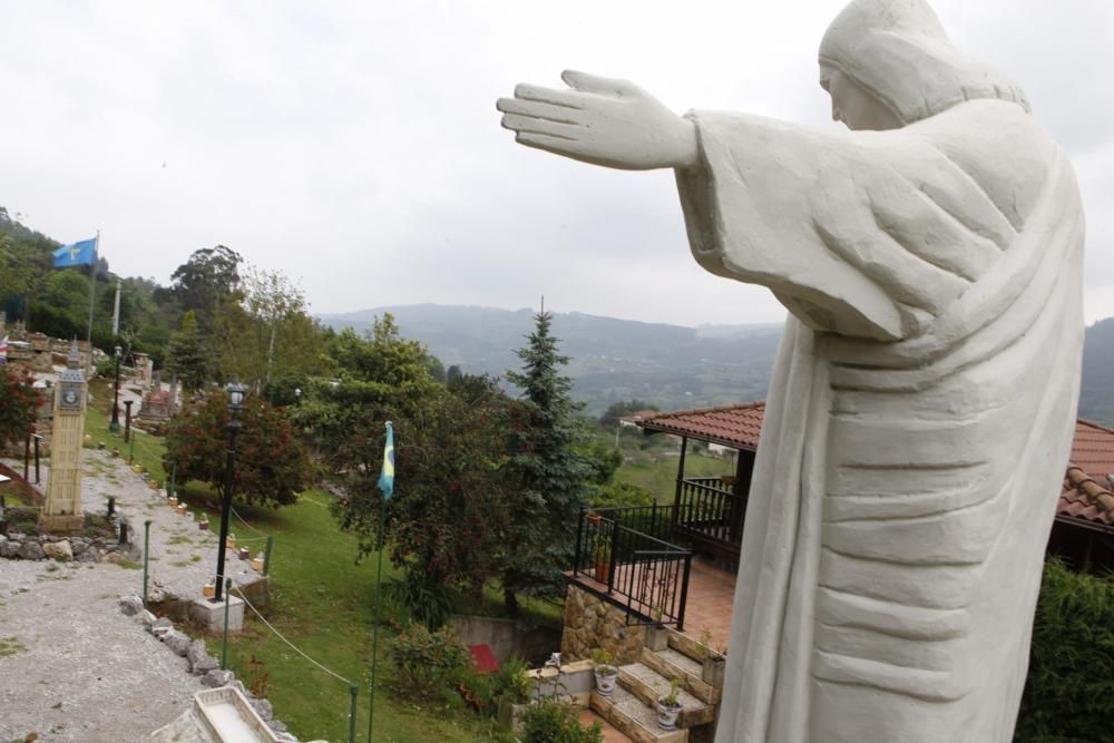 Los monumentos que Graciano Gallinar esconde en su jardín