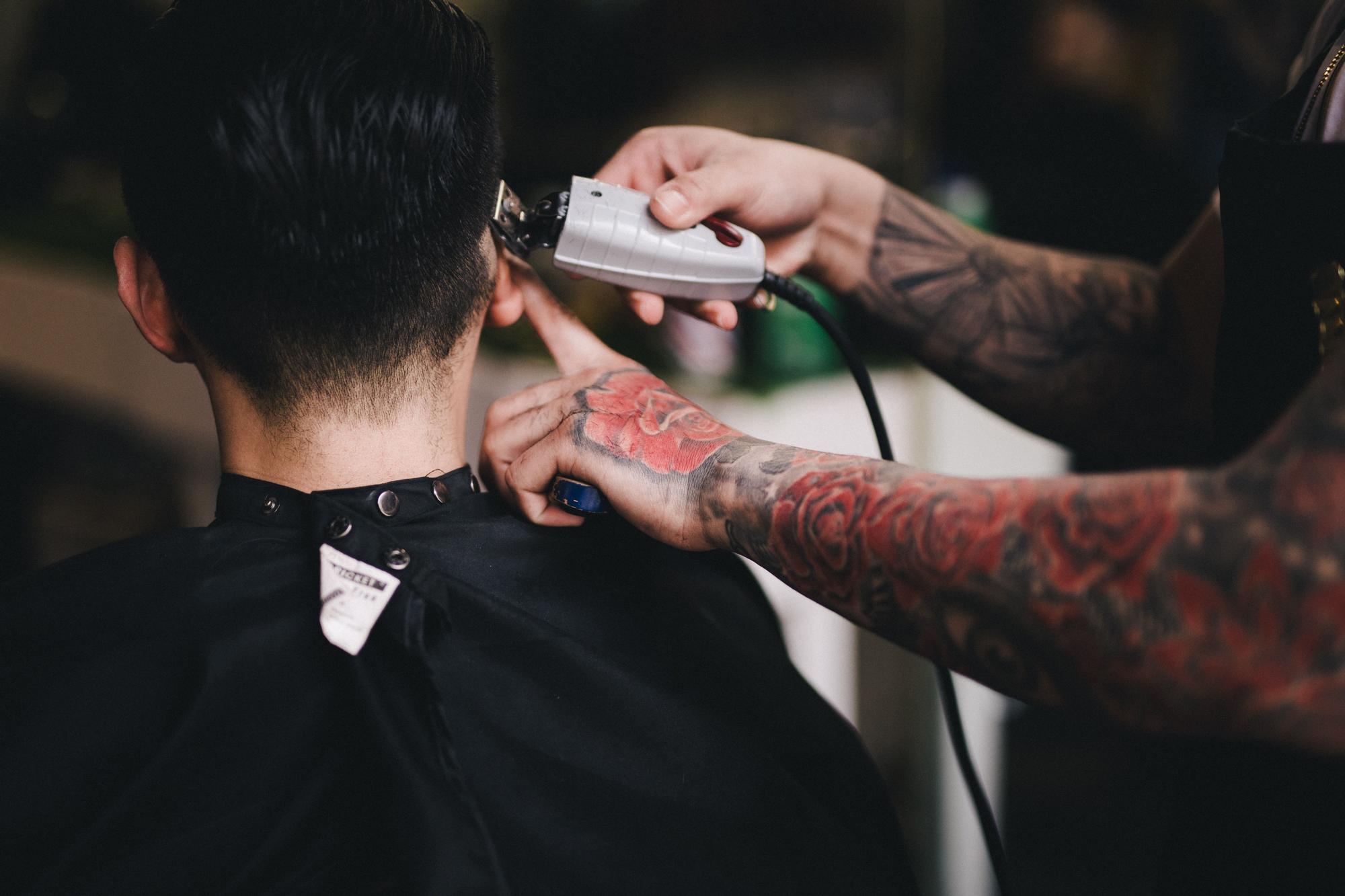 Un hombre se corta el pelo en una peluquería.