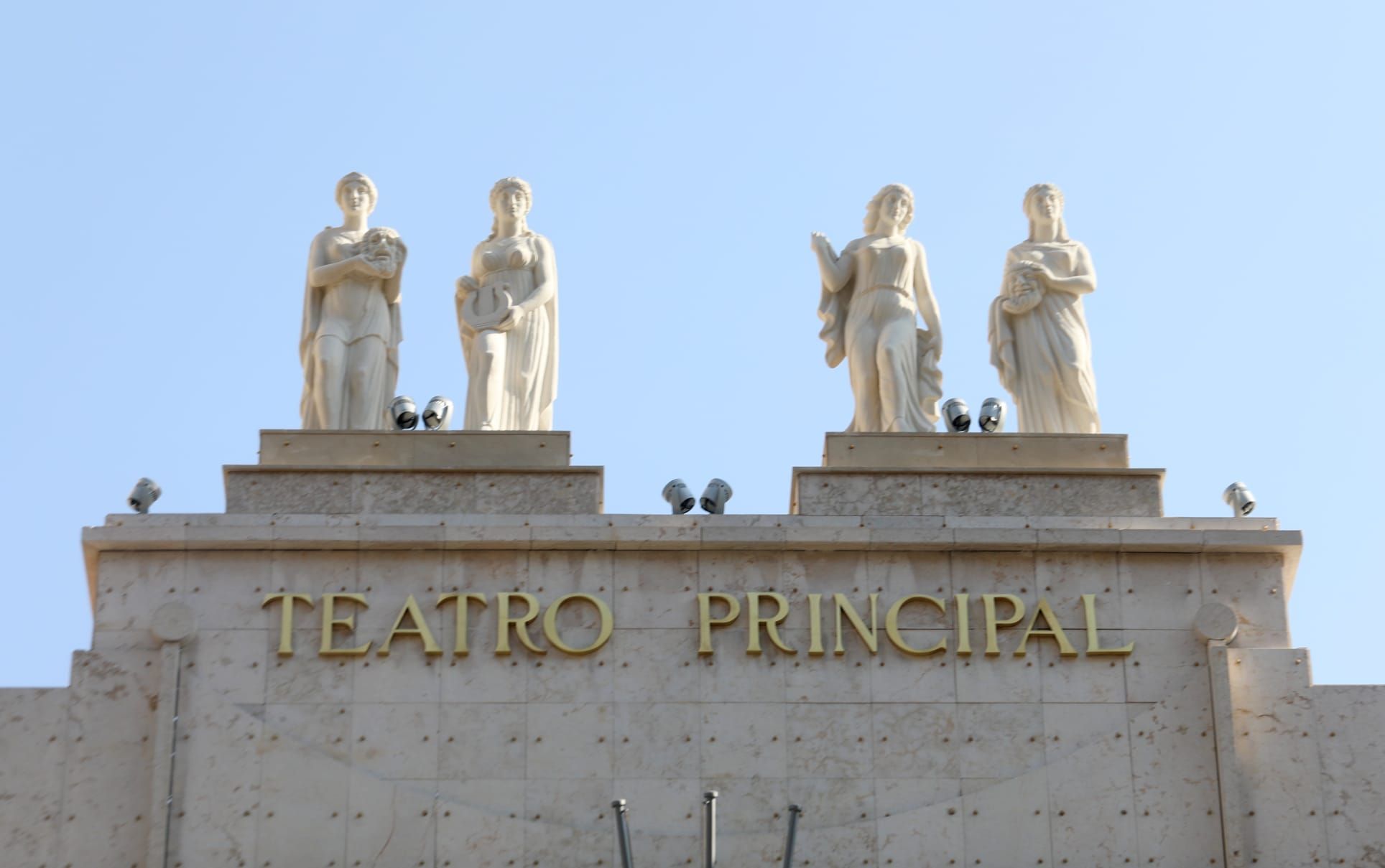 GALERÍA | El Teatro Principal de Zaragoza estrena fachada e iluminación para la nueva temporada