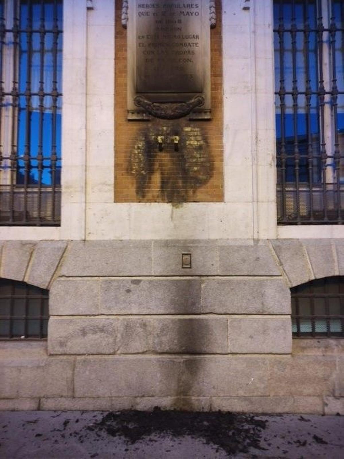 Calcinan la placa de homenaje a los héroes del Dos de Mayo en la Puerta del Sol