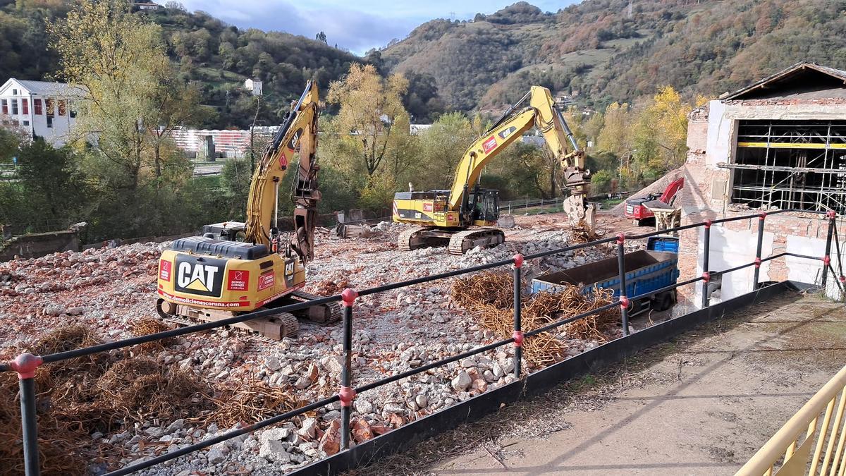 Máquinas trabajando en el derribo de las viejas naves de la subestación.