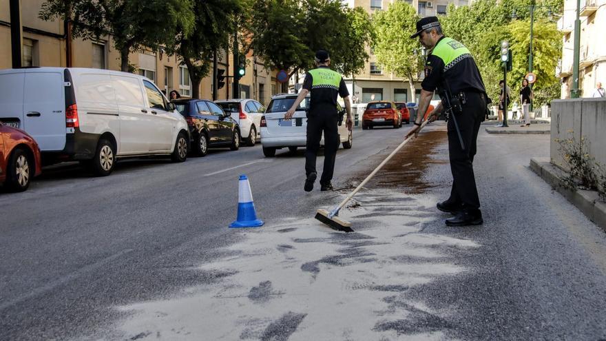 Un vertido de aceite de un camión obliga a cortar varias calles en Alcoy