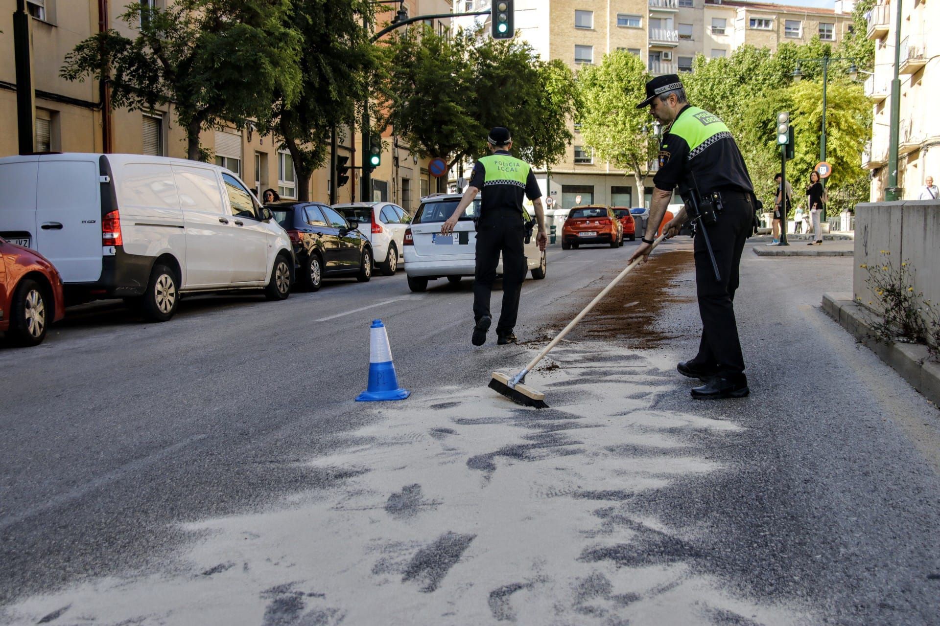 Un camión deja un vertido de aceite que obliga a cortar varias calles en Alcoy