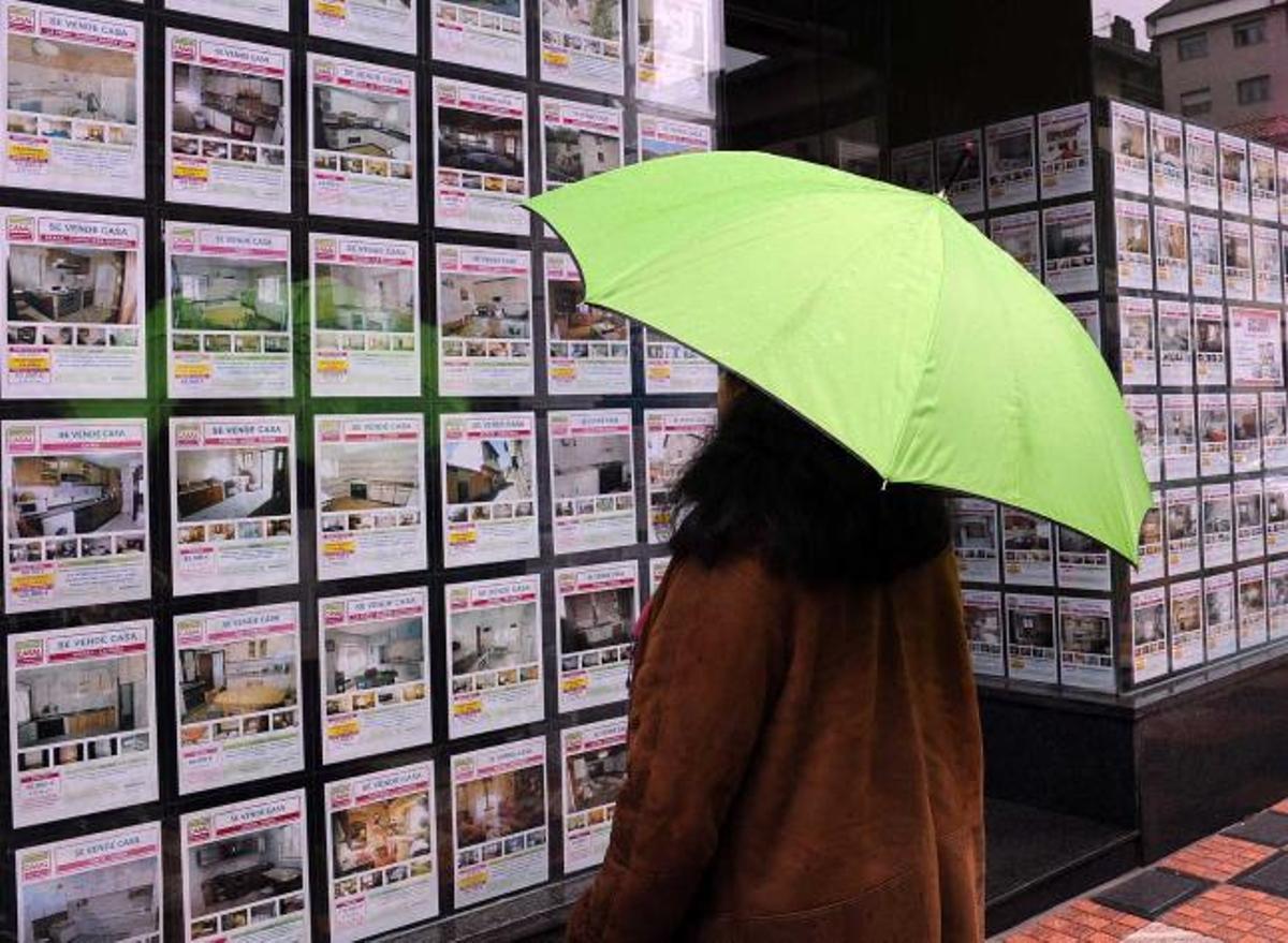Una vecina de Mieres consulta la oferta de una de las agencias inmobiliarias de la localidad.