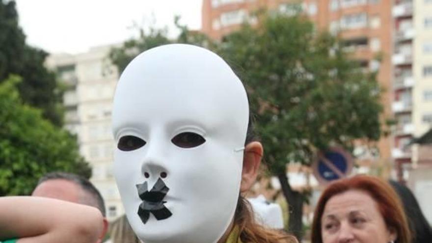 Una mujer con una máscara en una protesta de la PAH.