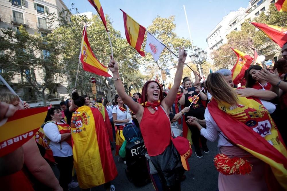 Milers de persones es manifesten a Barcelona per per la unitat d'Espanya