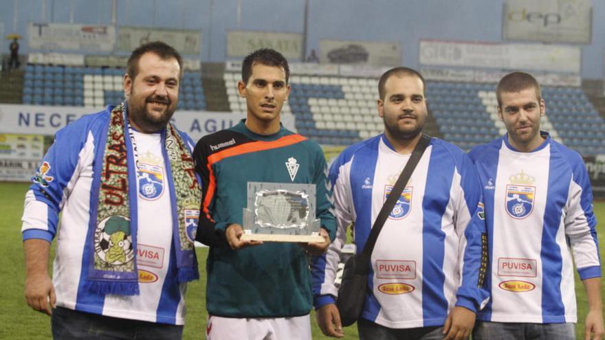 El murcianista Armando fue homenajeado por la directiva de La Hoya, el club donde destacó hace dos años