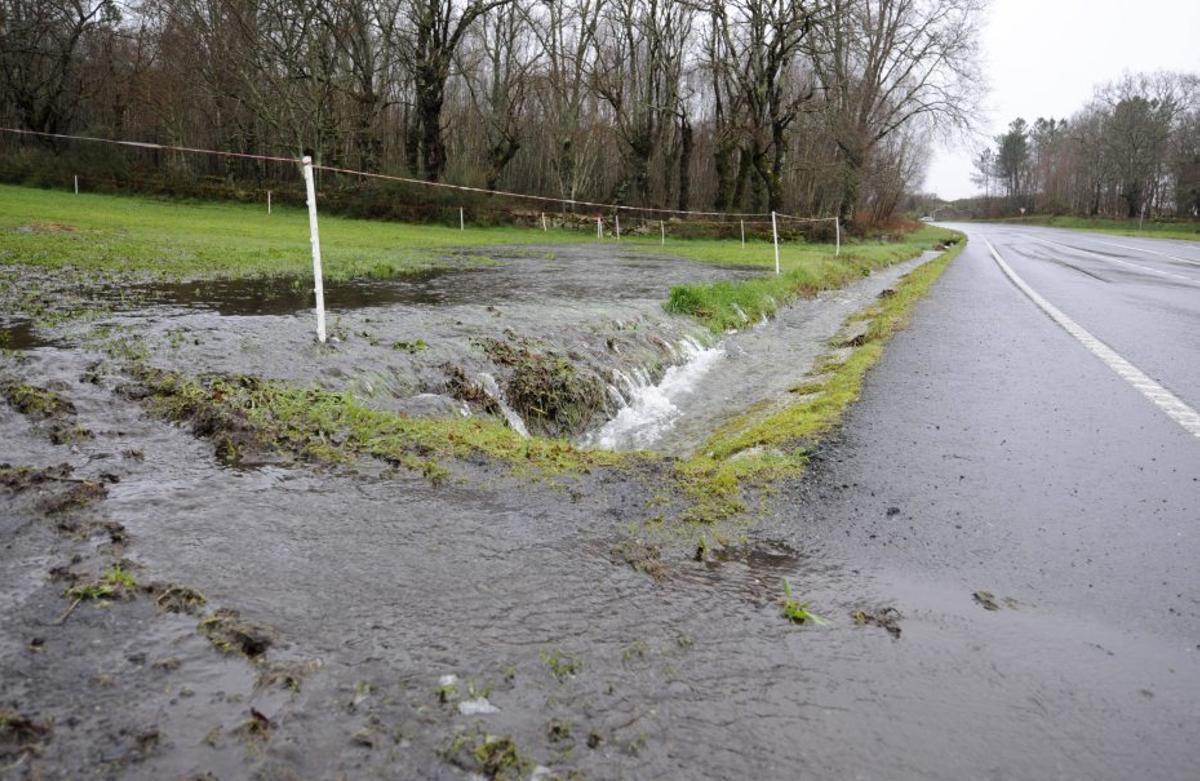 Cunetas llenas de agua , ayer, en la PO-201, en Oleiros (Silleda).  | BERNABÉ/JAVIER LALÍN