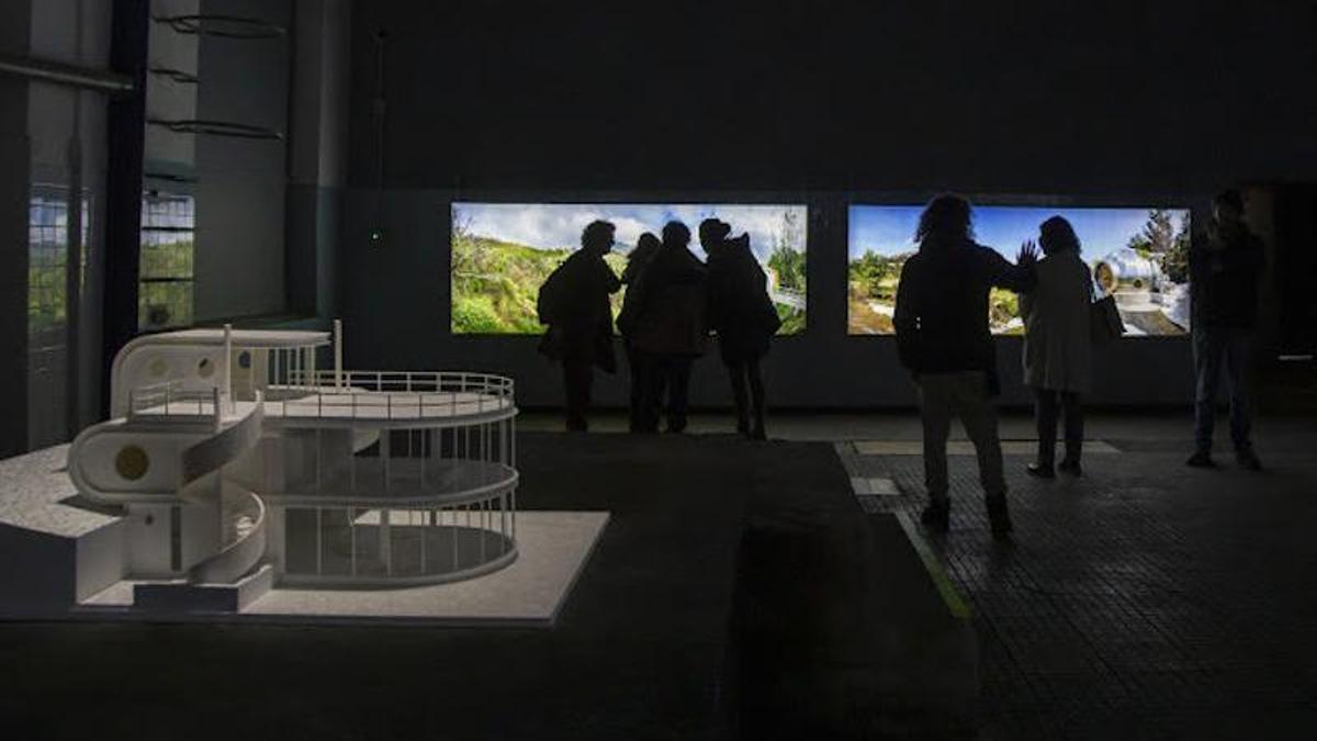 Visitantes disfrutando de la exposición "La Revuelta y la Nieve".