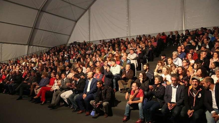 Público en uno de los actos celebrados en la gigantesca carpa de la Festa do Marisco. // Muñiz