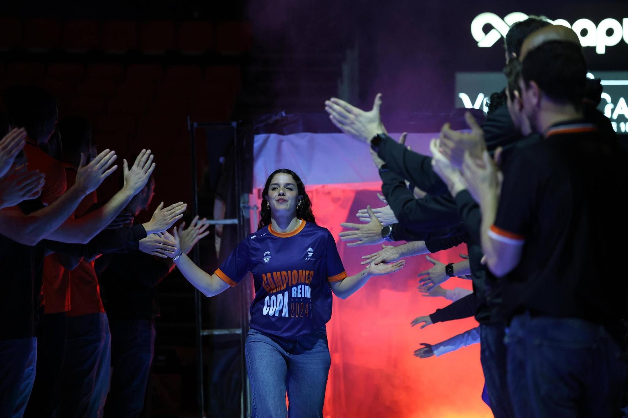 El Valencia Basket celebra a lo grande la Copa de la Reina con su afición