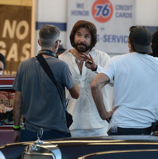 Bradley Cooper con pelo largo, barba y bigote