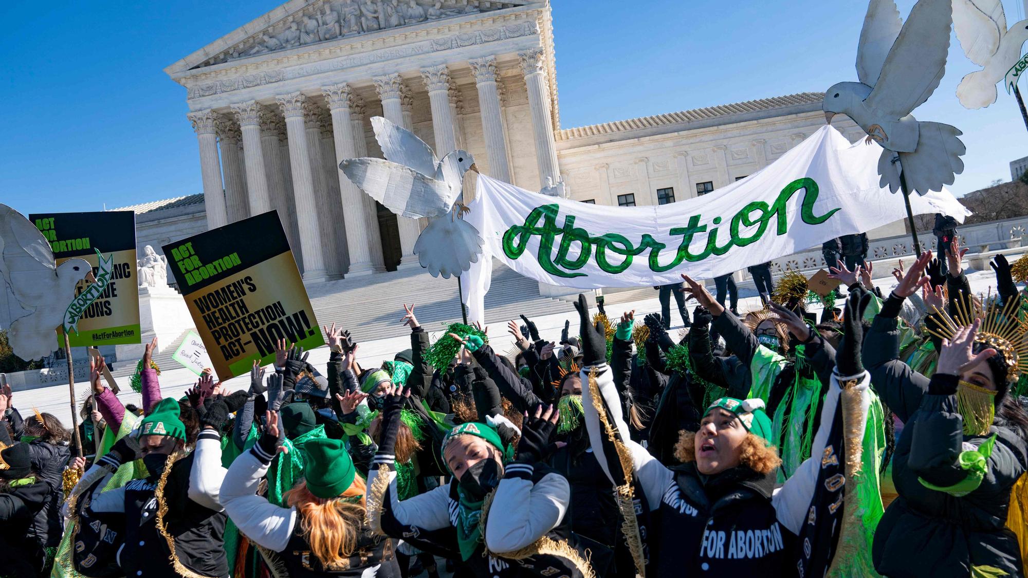 Activistas defensores del aborto ante la Corte Suprema en Washington.