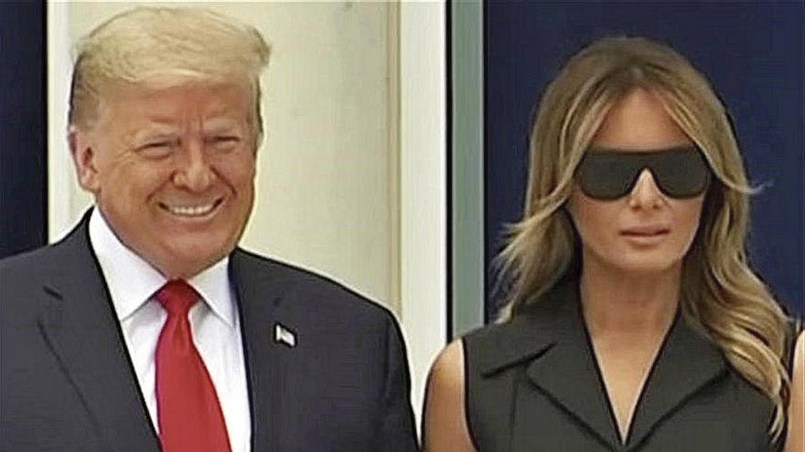 Donald Trump luce su sonrisa junto a una hierática Melania.