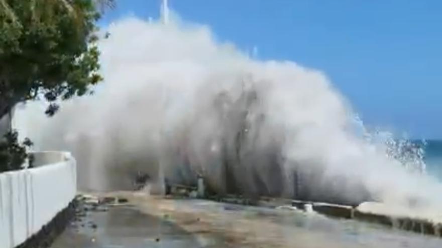 Oleaje y fuertes vientos en Playa Honda, en Lanzarote