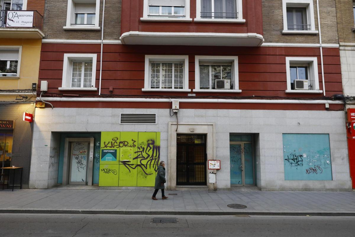 Un local vacío antes ocupado por una oficina bancaria en una calle de Zaragoza, que ha sido el epicentro del ajuste del sector en Aragón.
