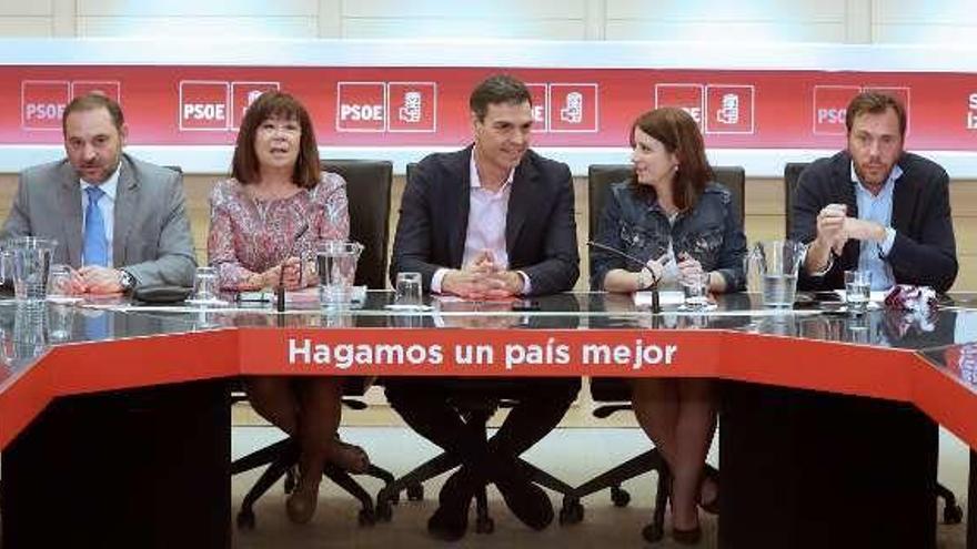 La ejecutiva del PSOE, en su reunión de ayer. // Efe