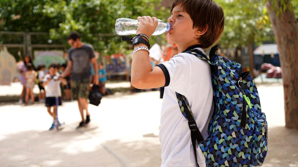 Un escolar bebe agua durante la ola de calor del pasado mes de junio.