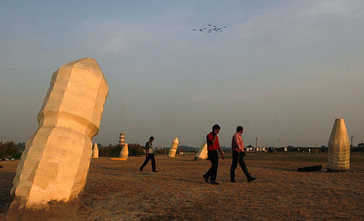 Vianants a la mostra a l’aire lliure ’Projecte I’, a la riba del riu Yamuna, a Nova Delhi.