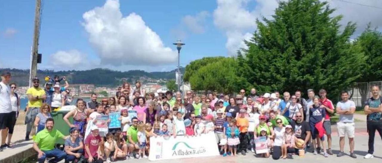 Foto de familia de los voluntarios en el paseo de Rodeira.   | // DANI MARCOS