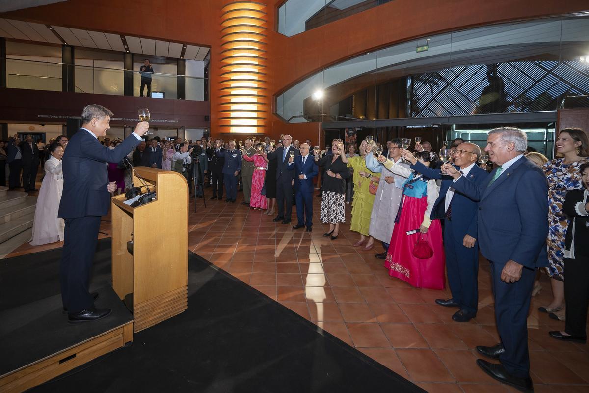 Bridis durante la recepción oficial por el Día Nacional de Corea celebrada en el Auditorio Alfredo Kraus
