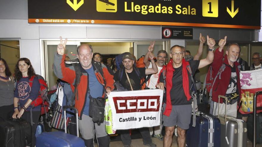 Llegan a Barajas 21 españoles procedentes de Nepal