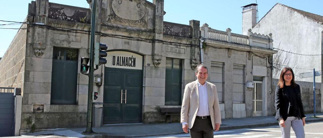 Abel Caballero y la concejala de Urbanismo, María José Caride, en el edificio de Ramón Nieto. |