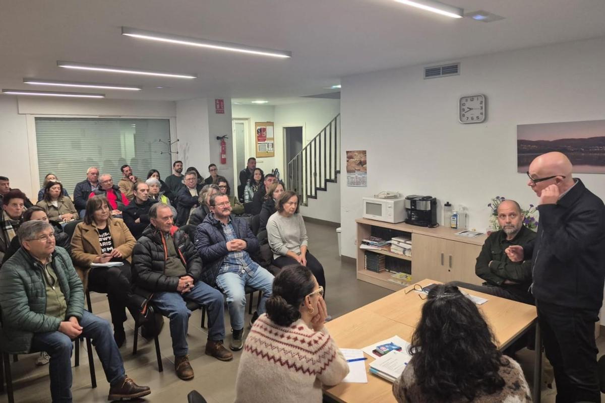 Xosé Regueira, derecha, en la reunión con los vecinos.