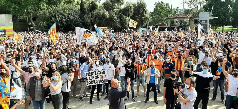 Manifestación de la Afición del Valencia contra Peter Lim