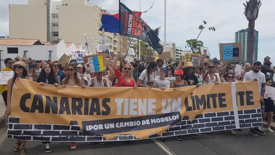 Manifestación en Lanzarote del 20A 'Canarias tiene un límite'