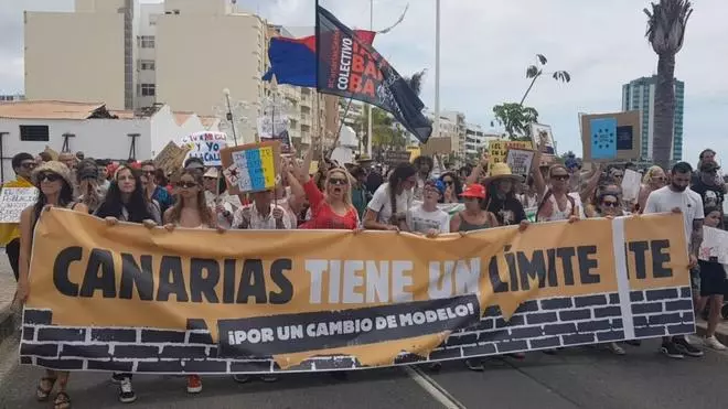 Unas 9.000 personas se manifiestan en Lanzarote el 20A 'Canarias tiene un límite'