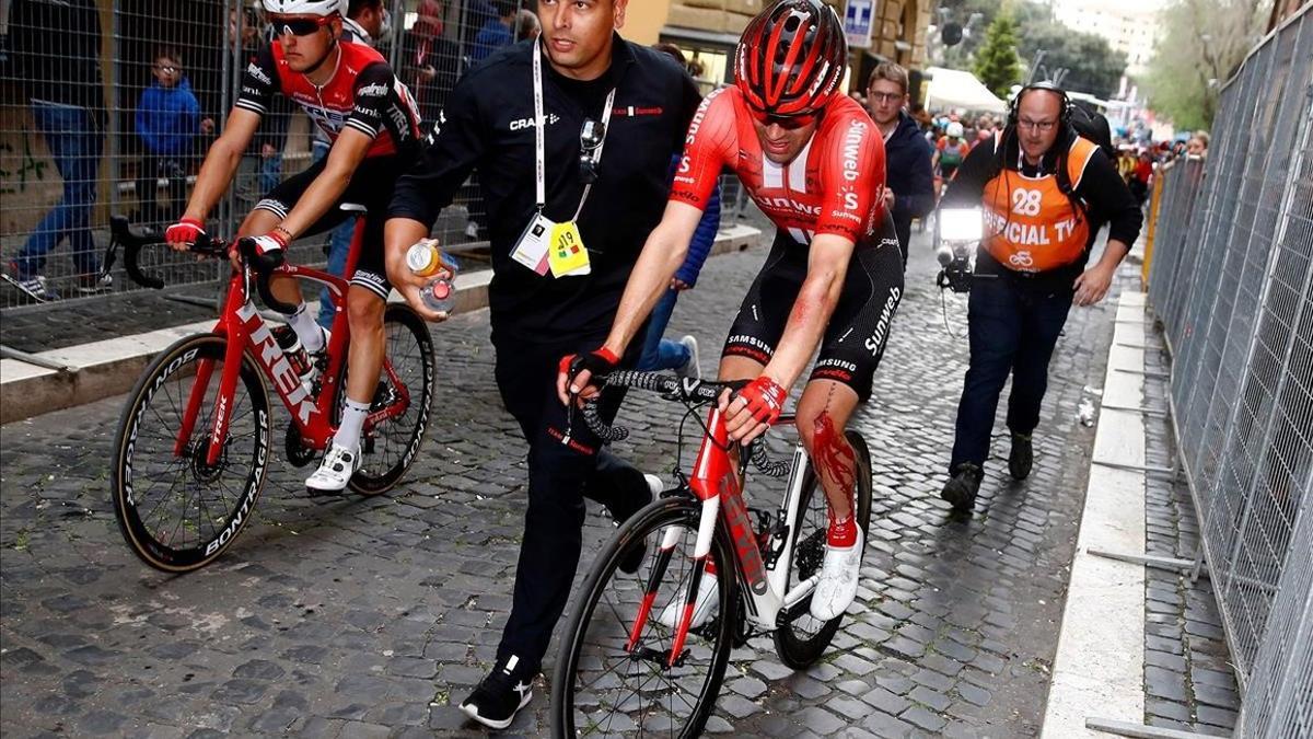 segea48148317 team sunweb rider netherlands  tom dumoulin is escorted by a190514182905