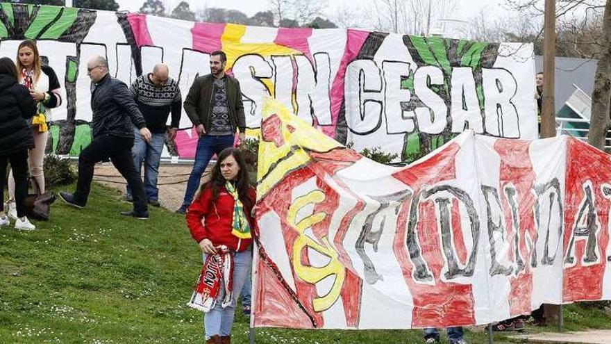 Pancartas exhibidas para recibir al Sporting.