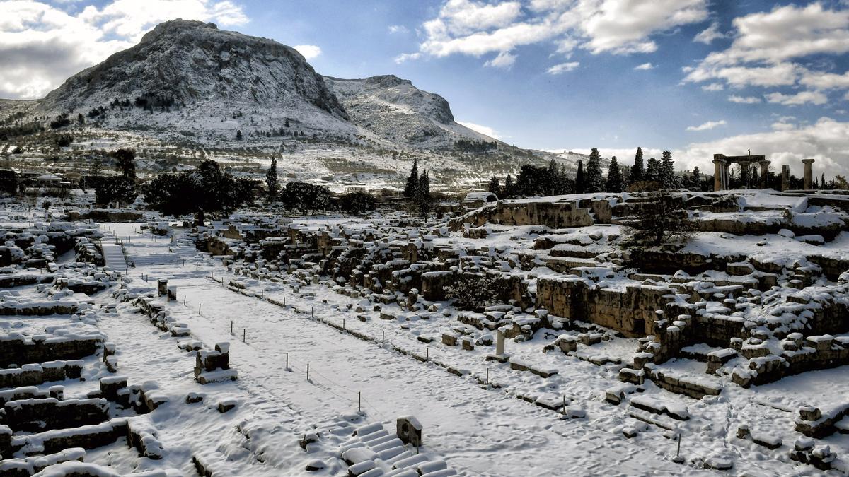 Grecia, bajo la nieve dejada por el temporal Elpis.