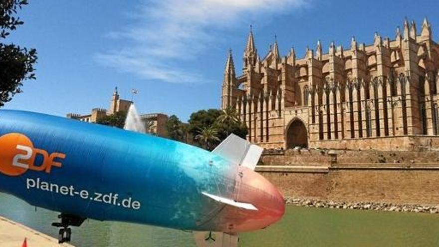 ZDF-Zeppelin vor Palmas Kathedrale.