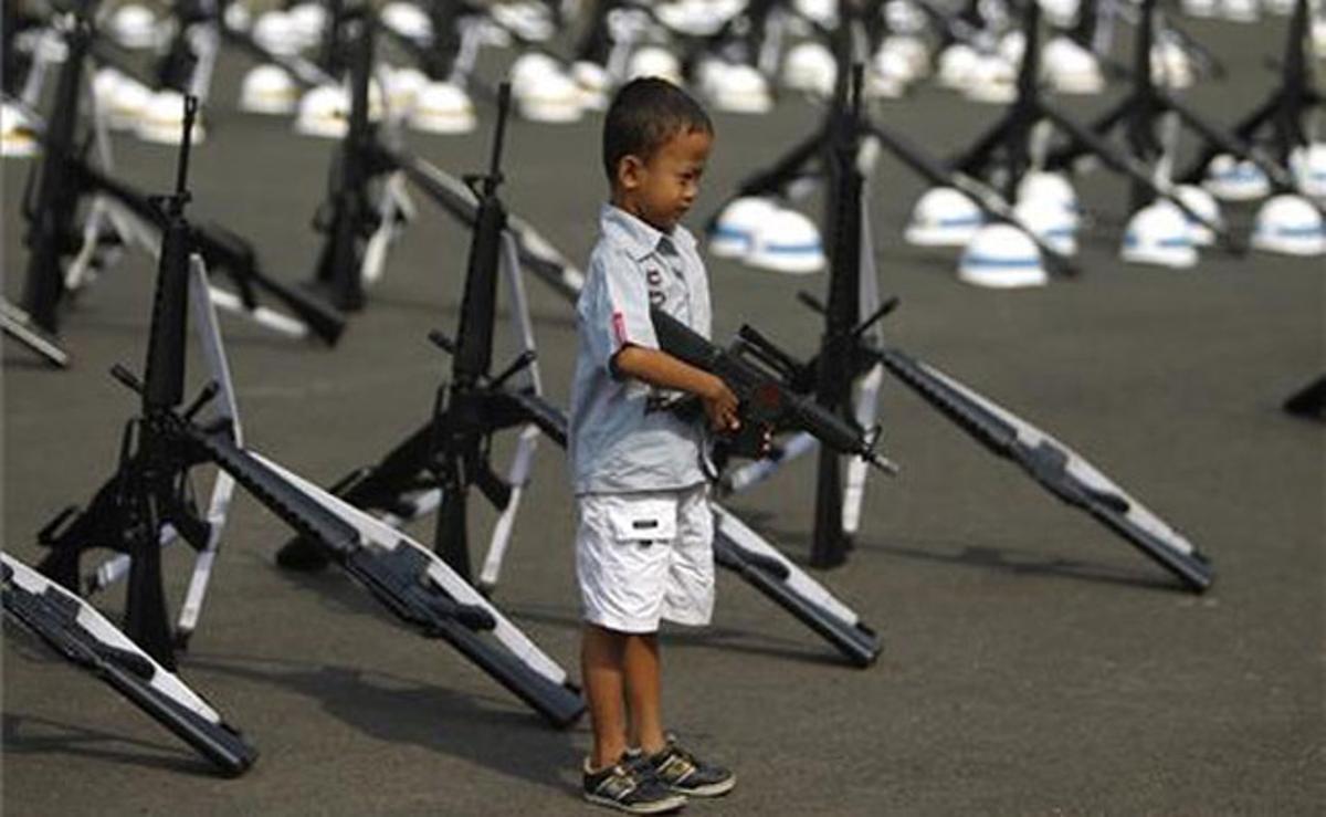 Un nen amb un rifle de joguina mentre posa per a una foto durant la cerimònia del Dia de la Independència d’Indonèsia a Jakarta.
