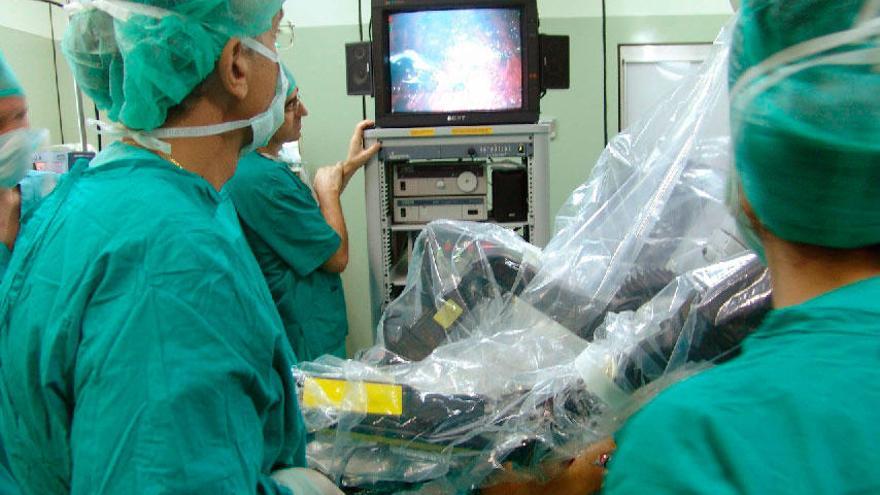 El Hospital San Rafael estrena un robot para cirugía urológica