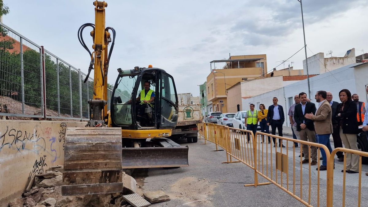 Jaime Pérez Zulueta, Diego José Mateos e Isabel Casalduero, centro, supervisando las obras en el barrio de San Antonio.