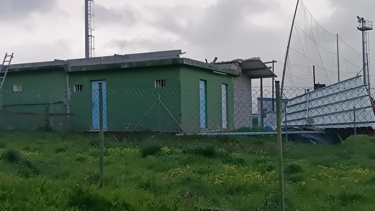 La cubierta de los vestuarios del campo del Beluso que voló con el viento.