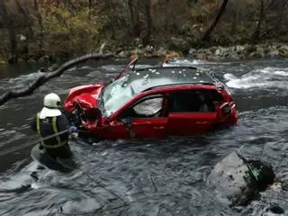 EN IMÁGENES: Angustioso rescate en Tineo tras una accidente en el que un coche cayó al río Narcea