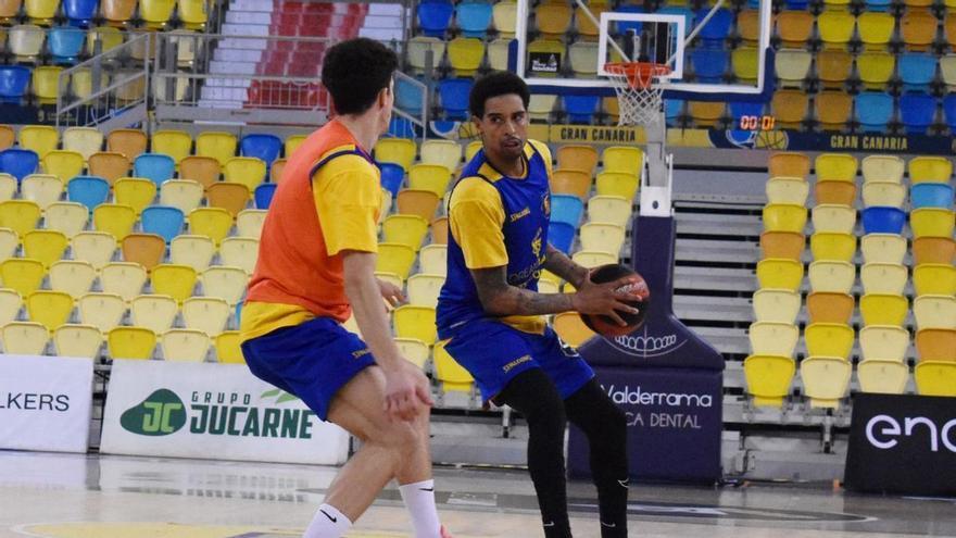 Sylven Landesberg (d.), durante el entrenamiento de ayer del Dreamland Gran Canaria.