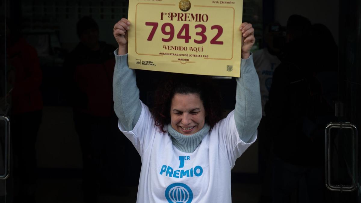 Una empleada de la administración de la calle Ricardo Ortiz celebra que han vendido el Gordo de la Lotería de Navidad 2025.