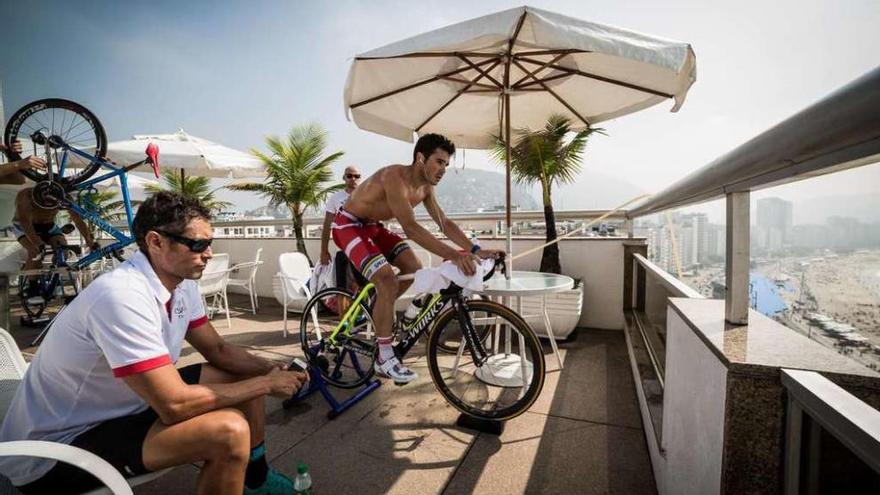 Gómez Noya hace rodillo en la terraza del hotel en el que se aloja en Copacabana. // FdV