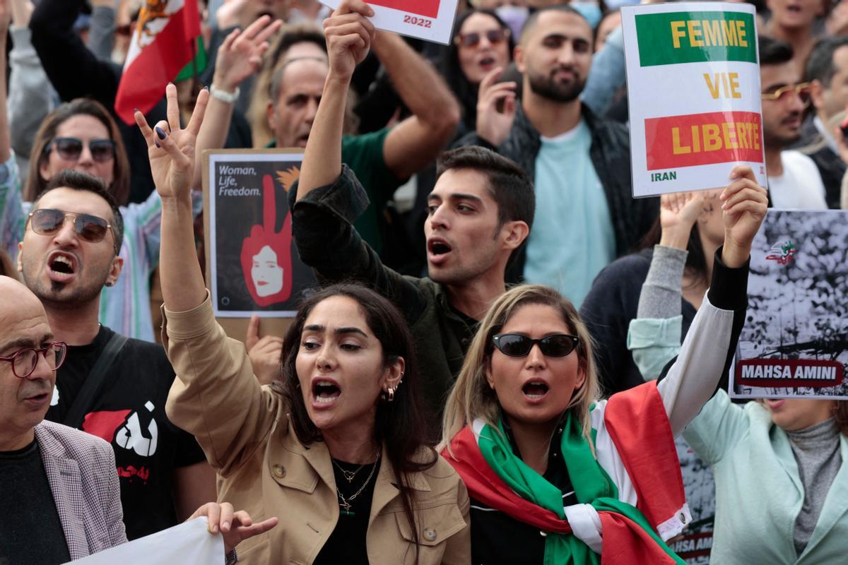 Una mujer grita consignas durante una concentración en apoyo de las manifestaciones en Irán, en la Plaza de la República de París, el 29 de octubre de 2022. 